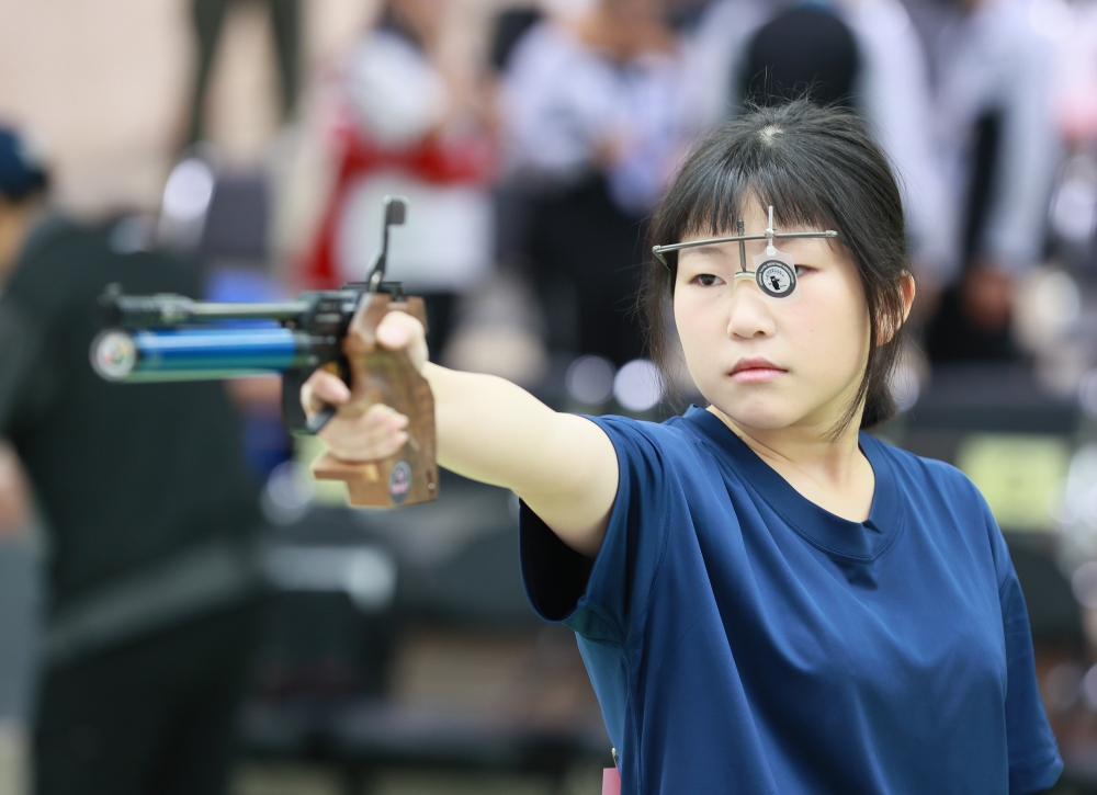 新北市林口高中鄭晏晴獲得射擊高女10公尺空氣手槍金牌。(臺北市政府教育局提供)