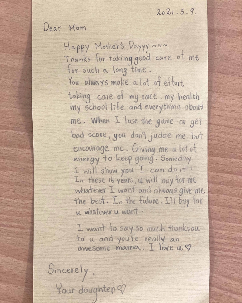 明德高中童苡茹在母親節用英文寫下對媽媽的感謝。張勝煇／提供。