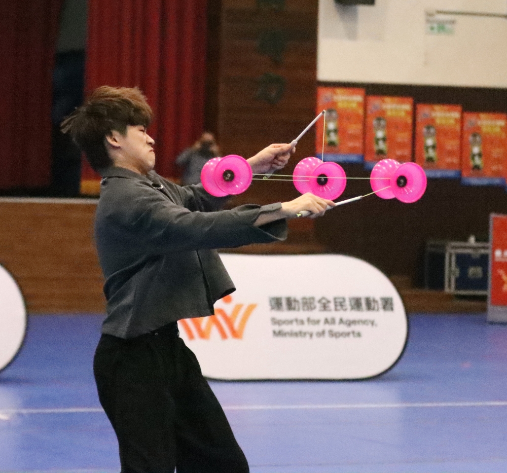 曹子宏拿下公開組一對一對抗賽冠軍。  照片：臺南大學