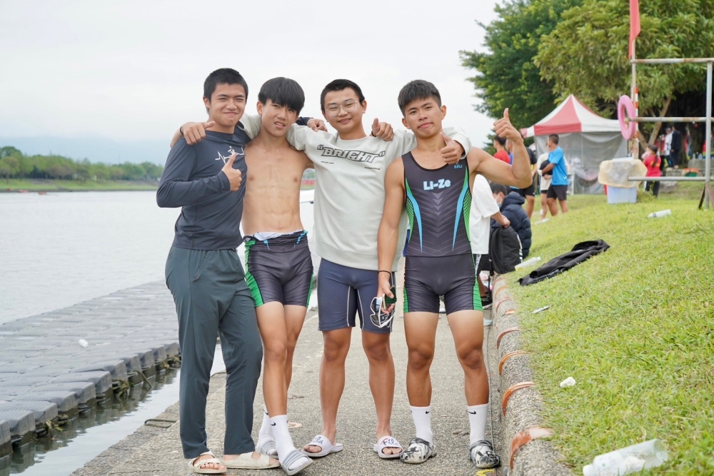 林聿鈞(左2)／陳柏凱(右1)與利澤學長們建立起國男雙人單槳霸業（臺北市政府教育局提供）。