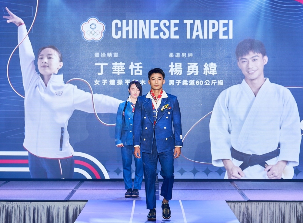 楊勇緯著中華隊巴黎奧運進場服走秀。中華奧會提供。