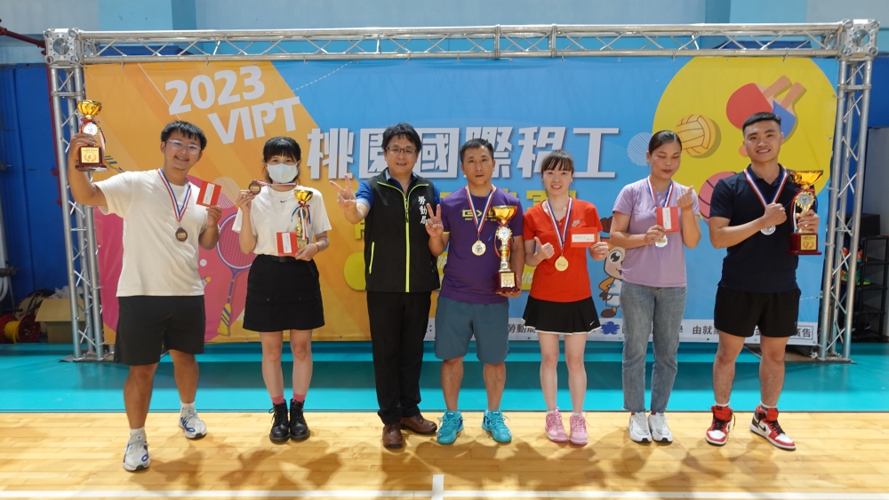 桃園市政府勞動局郭家憲科長 （左3）與羽球受獎代表合影（大會提供）。
