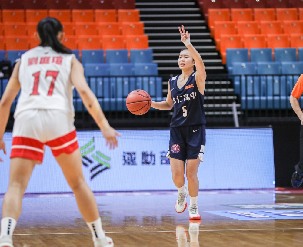 永仁吳沛萱指揮若定。高中體總提供。下同。