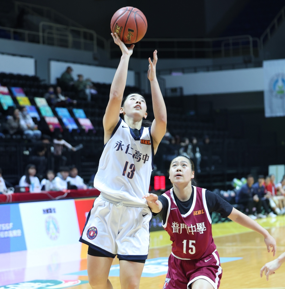 永仁高一菜鳥黃翊蓁新高31分扮「板凳暴徒」。高中體總提供。下同。