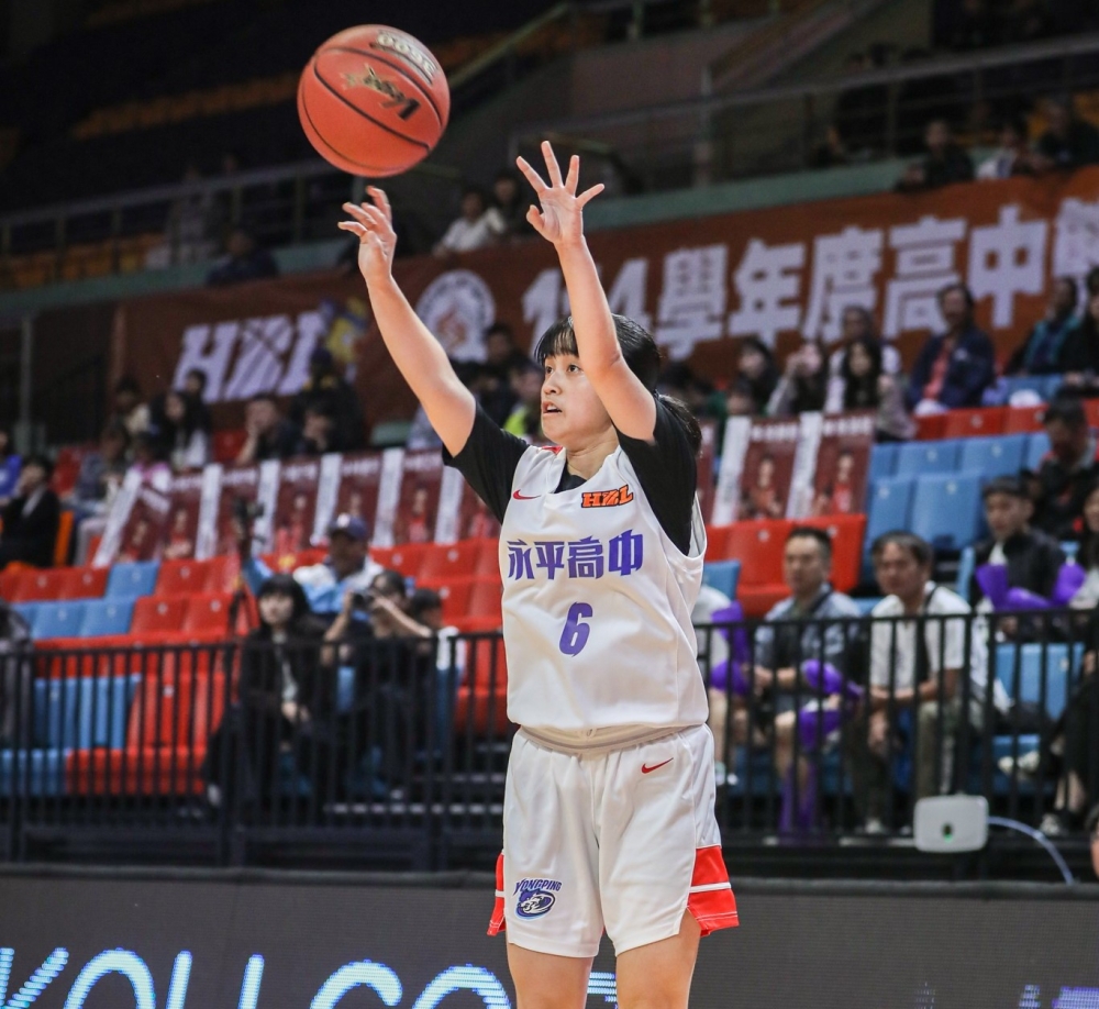 永平高三「一姊」主控張宇婕第四節連拿致勝的11分。高中體總提供。下同。