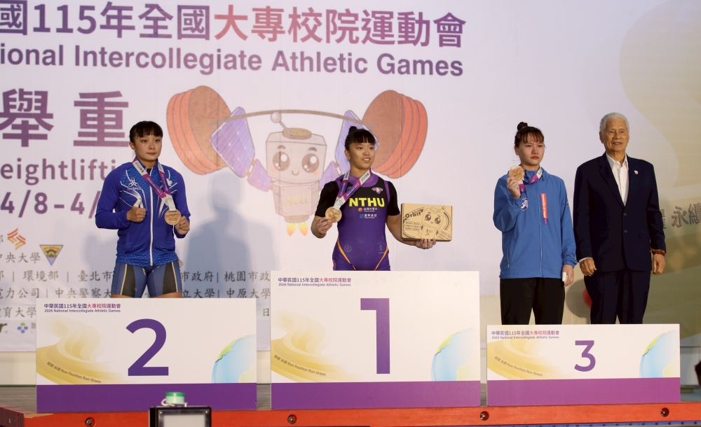 清華大學陳冠伶在全大運舉重公開女子組58公斤級摘金。