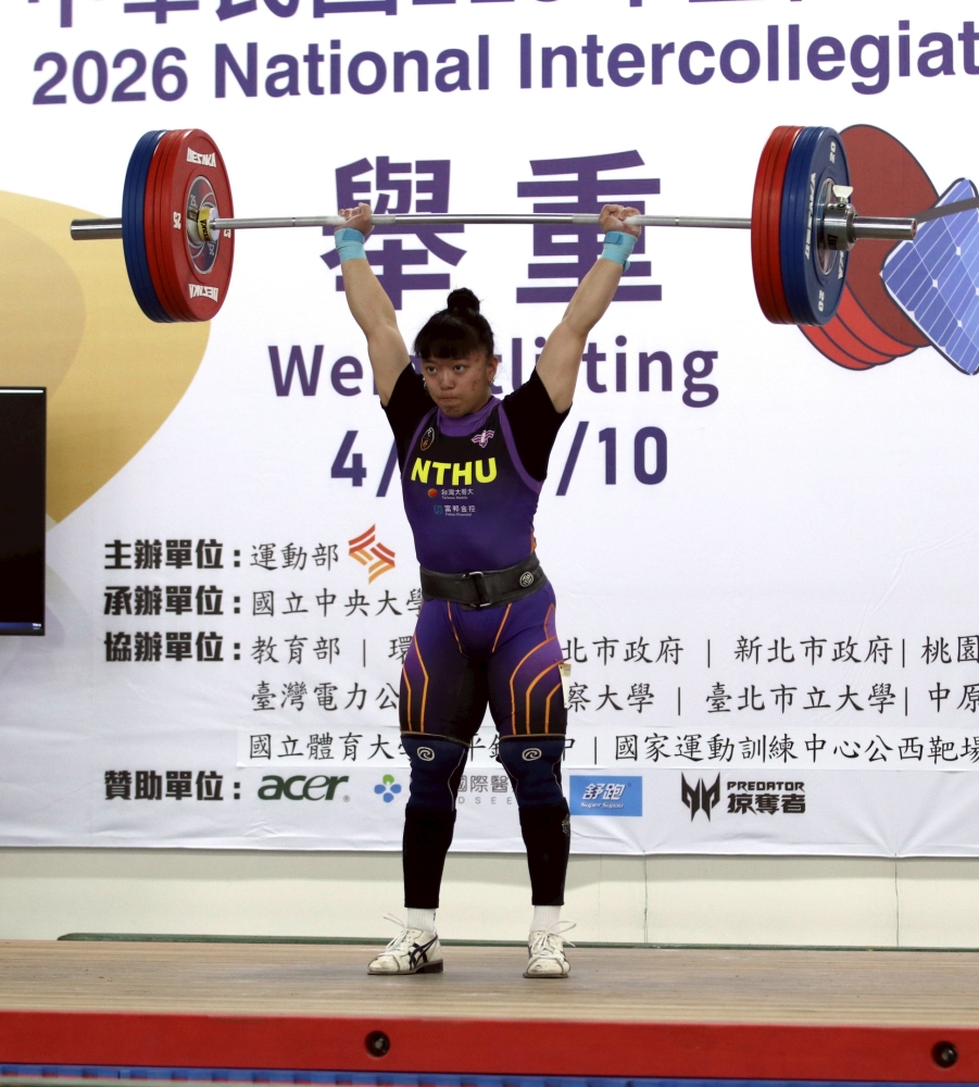 清華大學陳冠伶順利完成挺舉118公斤。