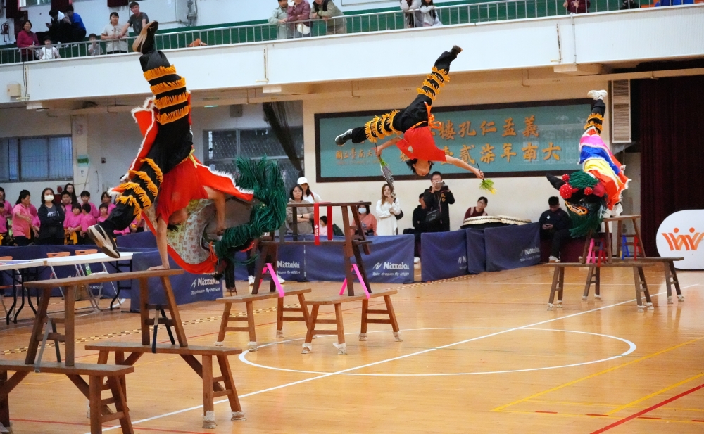 獲國小台灣多獅男女混合組金質獎的雲林飛沙國小有很多”空中飛人“。照片：臺南大學。