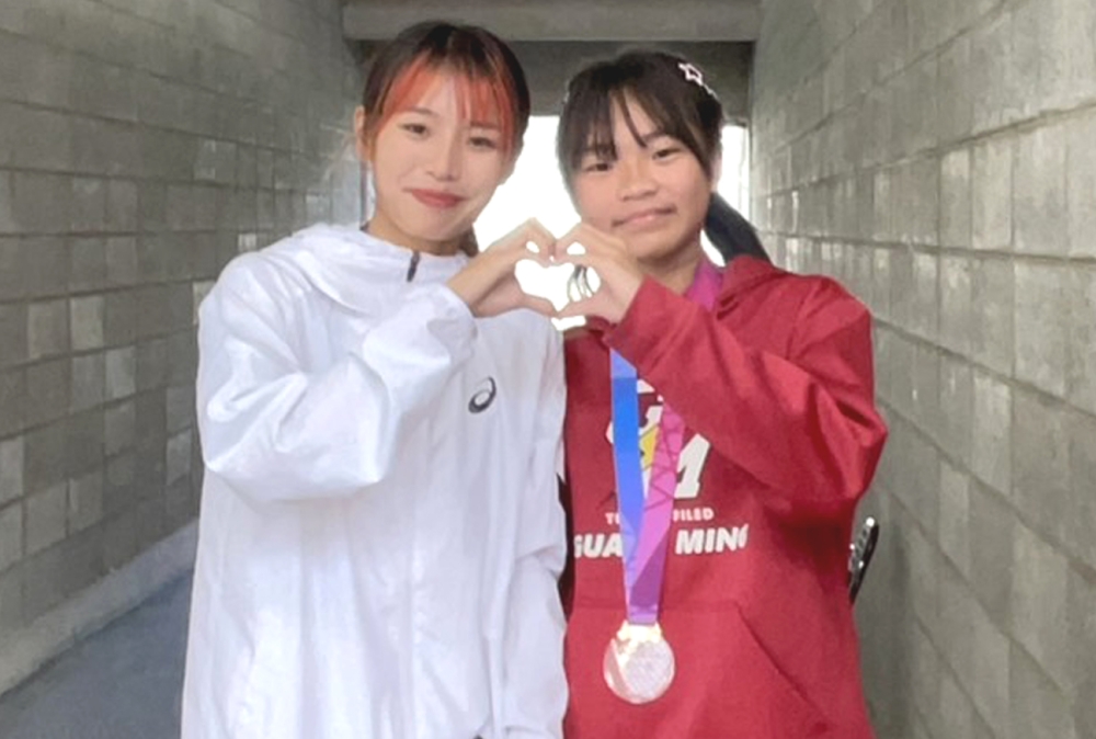 徐苡絜（左）把金牌送給王瑩縈。王瑩縈／提供。