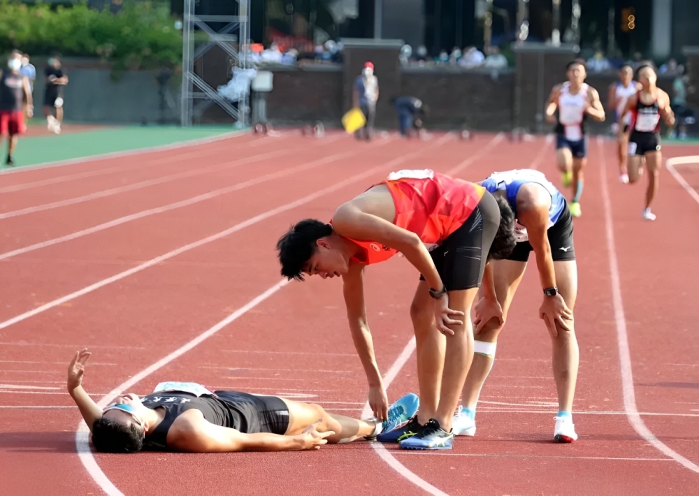 110年全大運王晨佑走著完成1500公尺中的最後50公尺後，因嚴重抽筋痛苦倒地。林嘉欣／攝影。