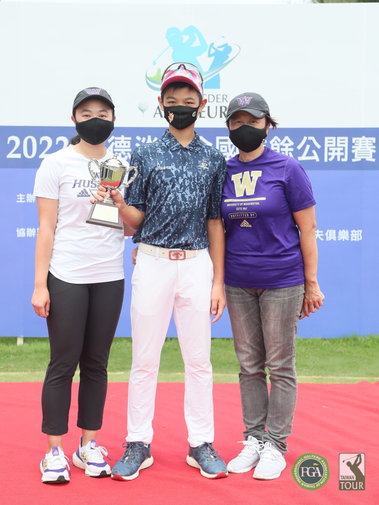 男子B組冠軍謝承洧(中)與媽媽及姊姊謝佳彧(左)合影。