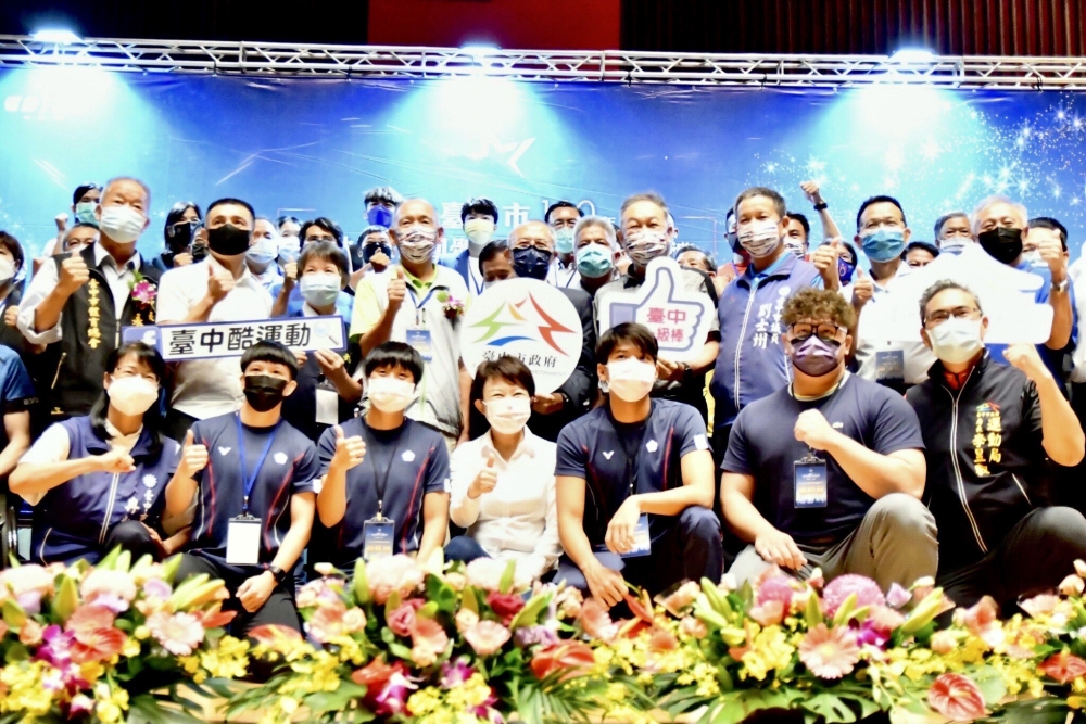 盧秀燕市長親自表揚參加東京奧運臺中子弟兵。台中市運動局提供。