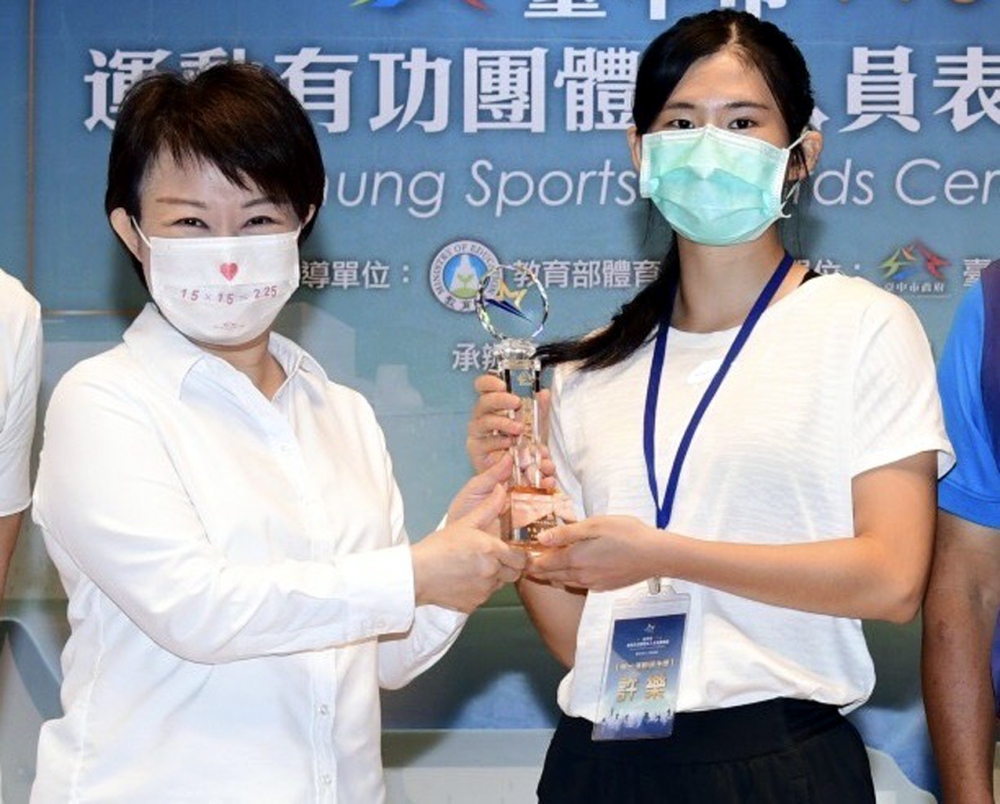 盧秀燕市長頒發許樂臺中市運動有功傑出運動選手獎。