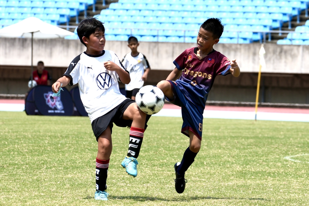 第二屆健身工廠盃少年足球邀請賽熱血開踢。（大會提供）