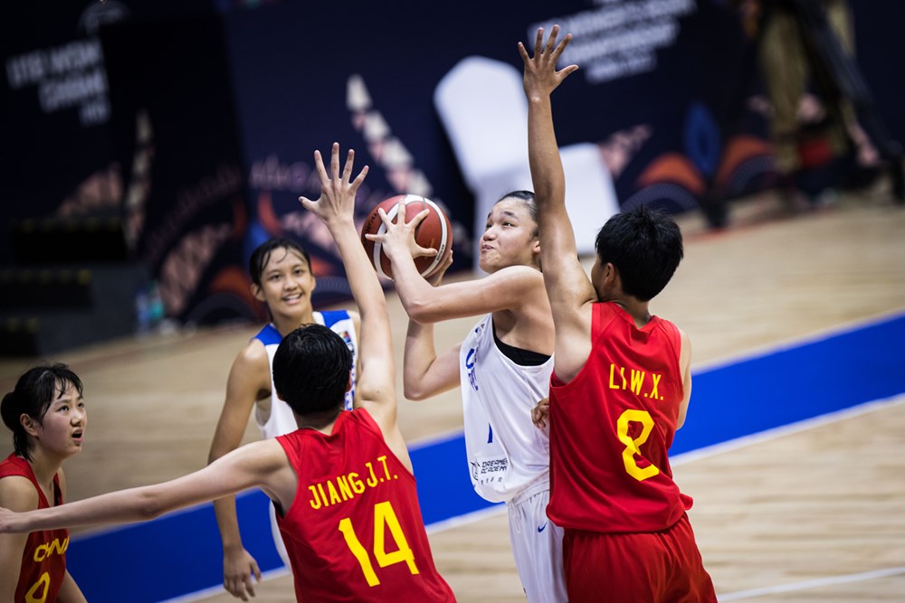 籃下突破的中華隊蕭豫玟13分、14籃板連兩場「雙十」。
