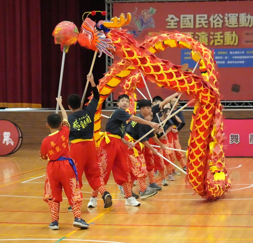 經典展演國小競技舞龍由麥寮國小逆轉澎湖外垵，贏得金質獎。照片：臺南大學。