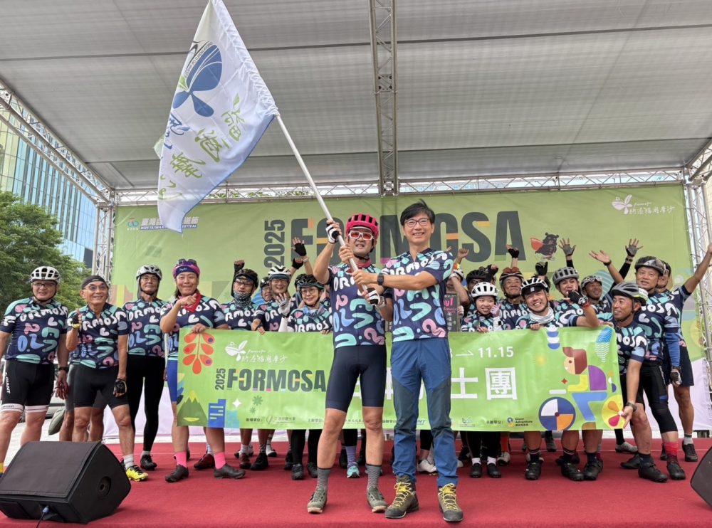 經濟部產業發展署署長邱求慧授旗給日本騎士團。自行車新文化基金會提供。