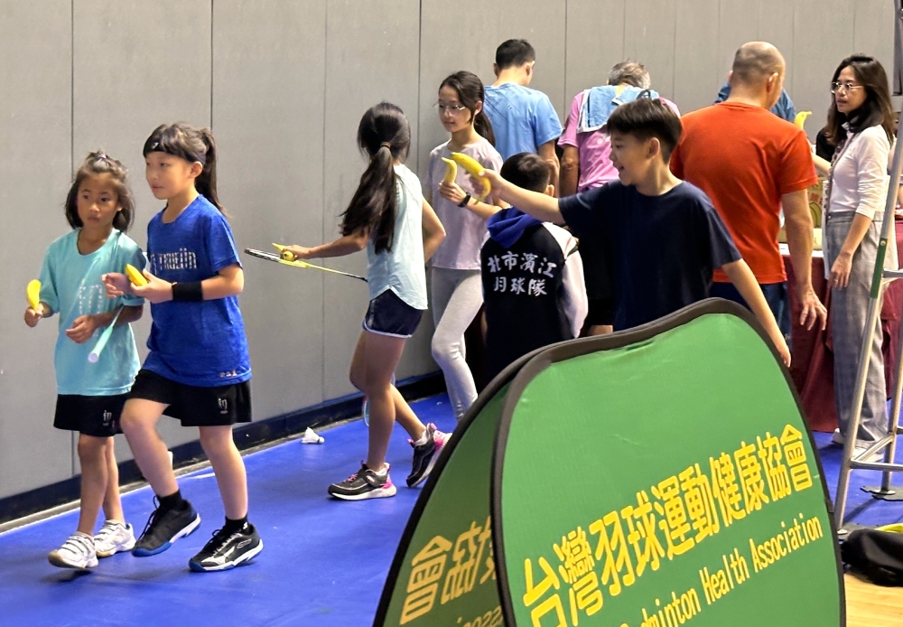 臺北市壁球協會副理事長楊同林於現場贈送所有選手每人一根香蕉補充體力（大會提供）。