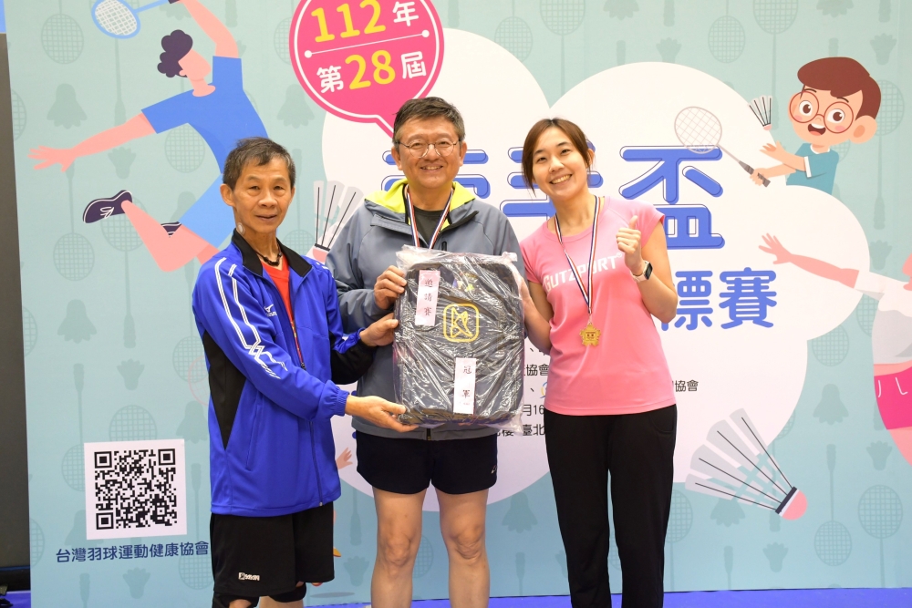 臺北市政府副秘書長林哲宏（中）與隊友何郁慧（右）榮獲邀請賽冠軍獎項（大會提供）。