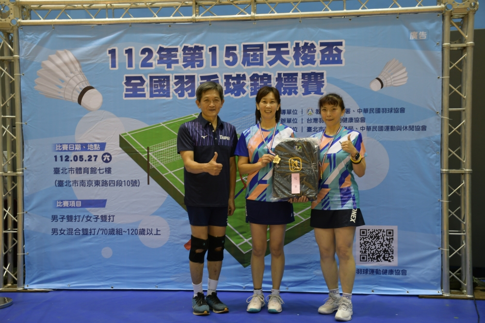 臺北市體育局副局長蔡培林(左一)為女雙90歲組冠軍選手蘇語沛 郎偉儀頒獎(大會提供)。