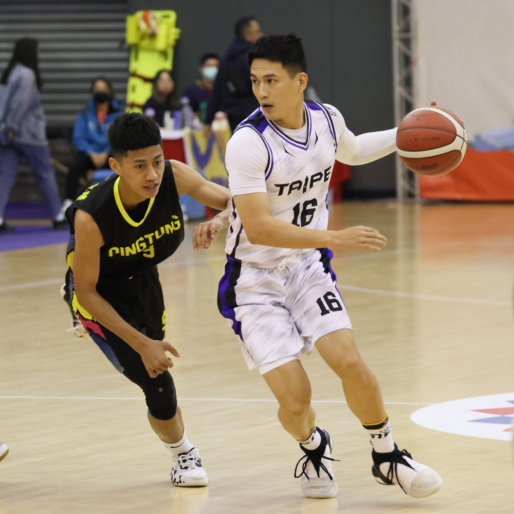 臺北市（右）在公開男子組籃球四連霸。林聖凱／攝影。