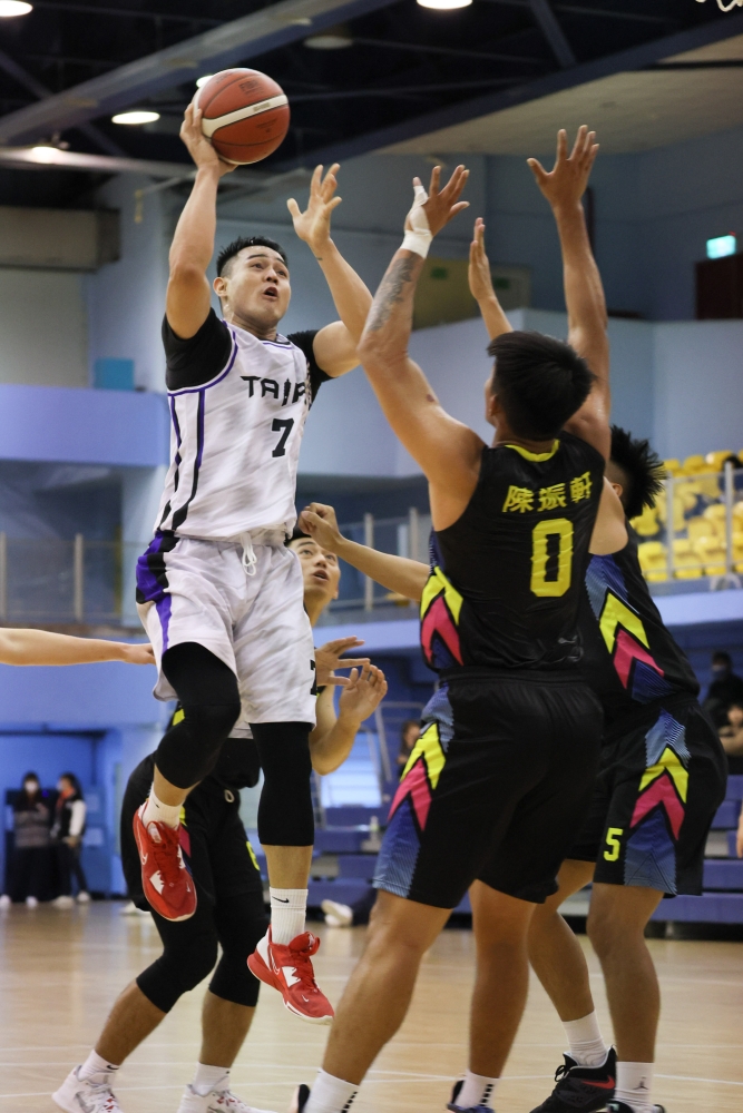臺北市（左）在公開男子組籃球四連霸。林聖凱／攝影。
