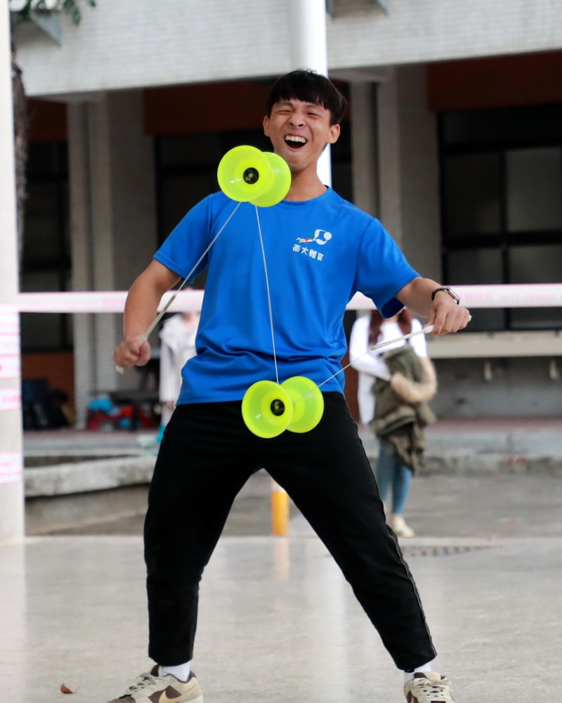 臺南大學選手劉仰哲手、腳、臉都在扯鈴。 照片：民俗運動發展中心