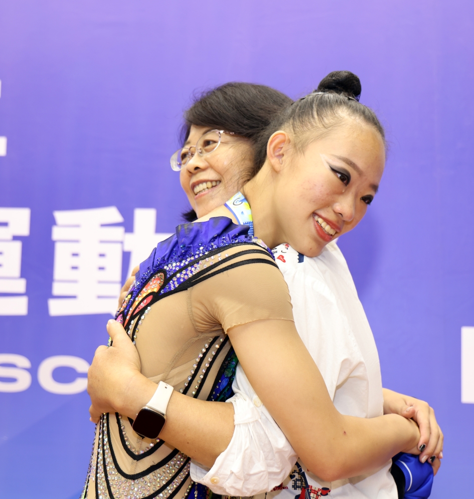 臺南市長榮高中學的郭書卉奪金之後與媽媽擁抱（臺北市政府教育局提供）。