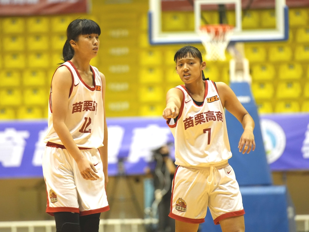 苗商中鋒薛青霞（左）14分11籃板「雙十」、郭瑜婕。