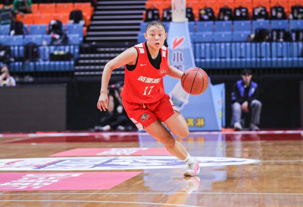苗商高一菜鳥劉庭瑄三分球10投中2，拿15分6籃板7助攻7抄截。