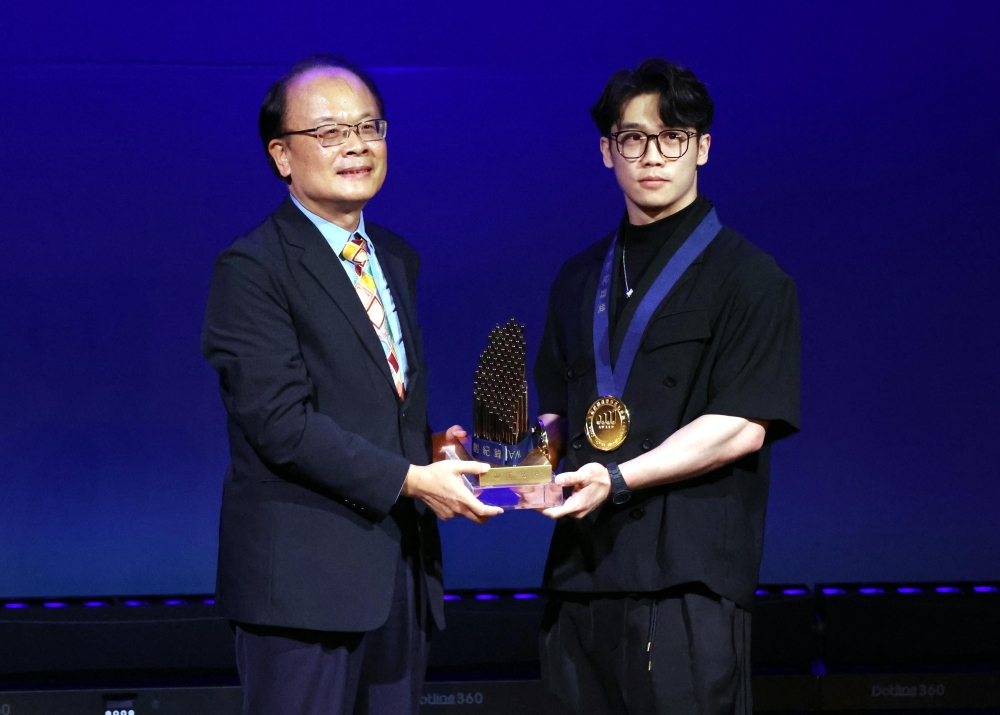 莊盛閔(右)獲頒《王楊嬌體育賽事創紀錄獎》。林嘉欣／攝影。