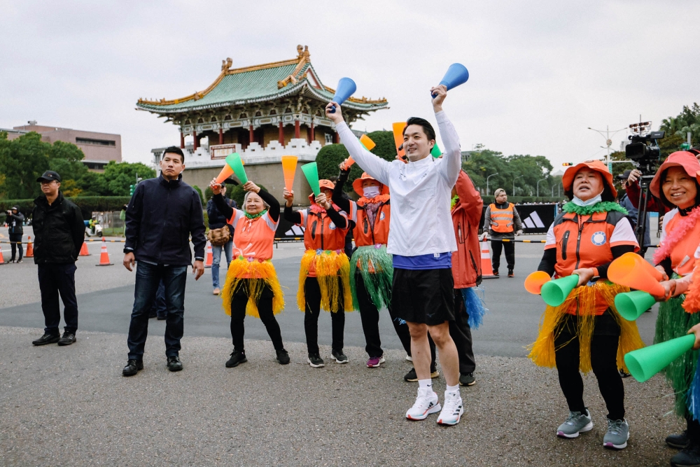 台北市長蔣萬安在景福門圓環為跑者加油。