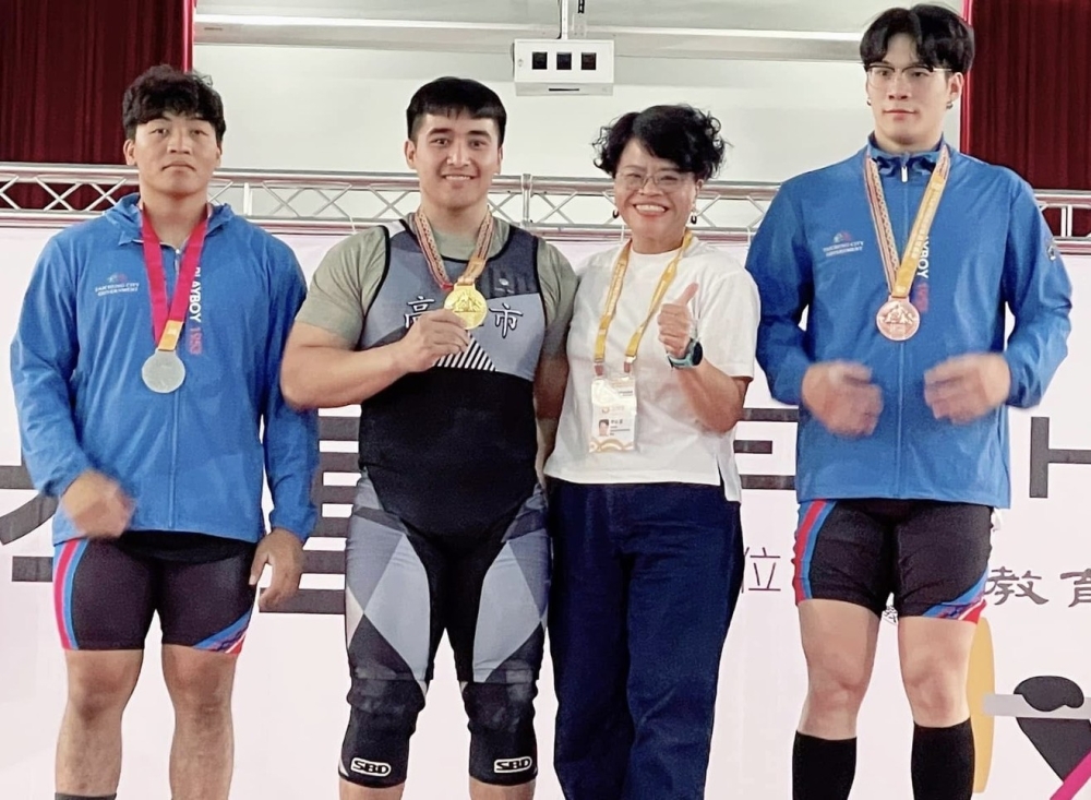 謝孟恩(左2) 。謝孟恩提供。