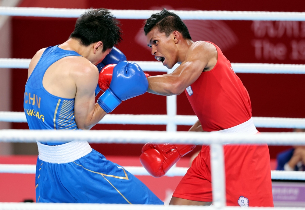 賴主恩（右）在亞運男子拳擊賽奪銀。中華奧會提供。