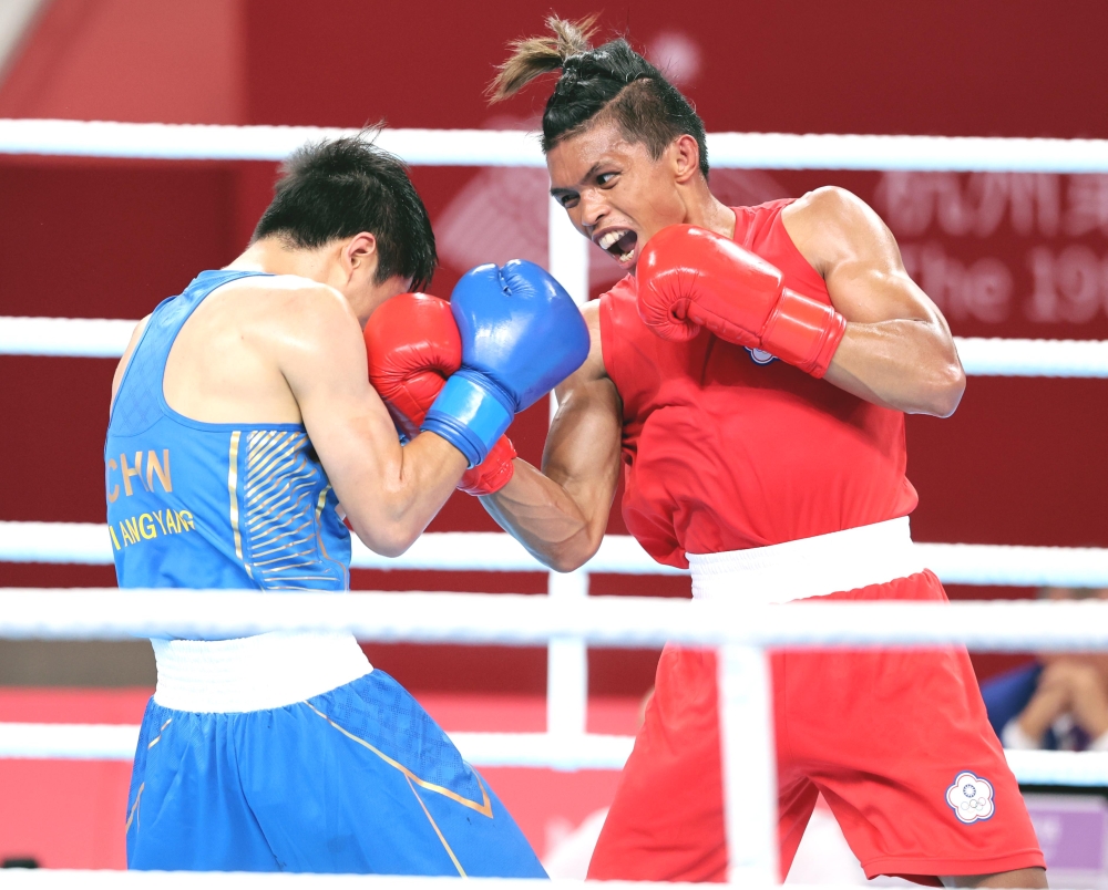 賴主恩（右）在亞運男子拳擊賽63.5公斤級奪銀。中華奧會提供。