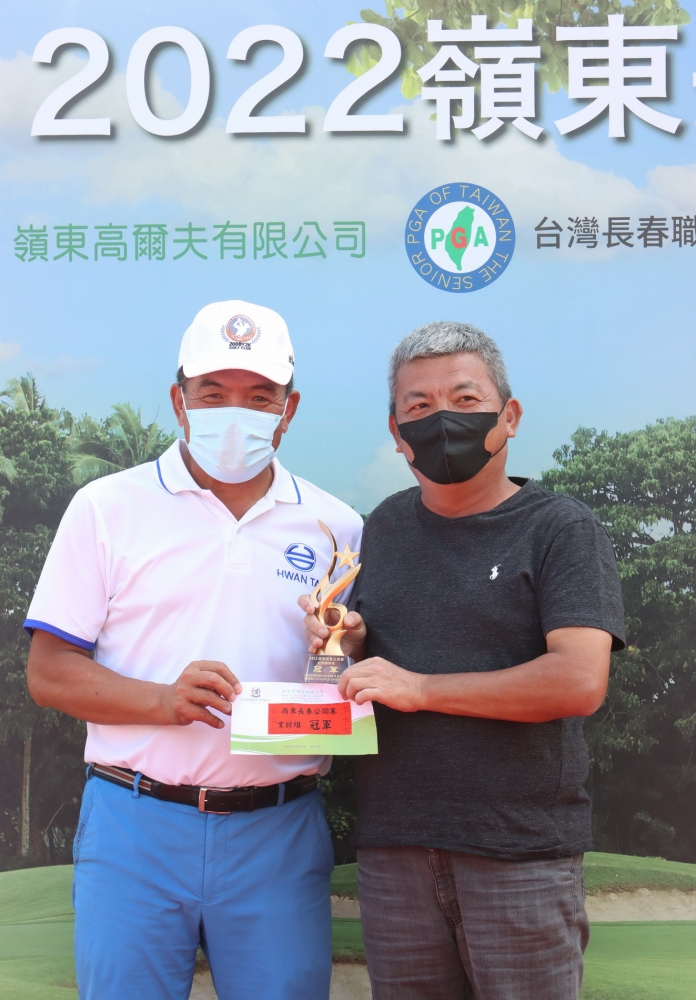贊助單位嶺東楊文來頒社會人士冠軍杯給林建雄。