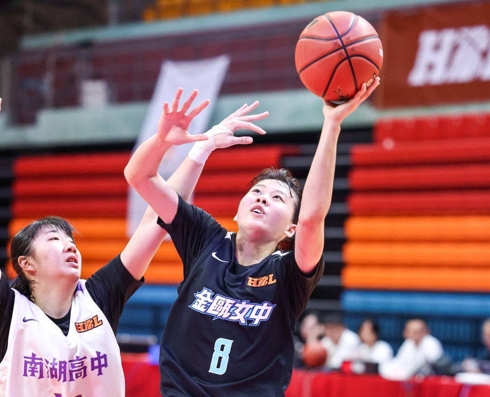 金甌郭容綺13分15籃板開季2度「雙十」。