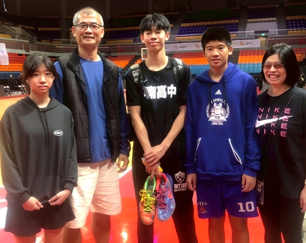 開南唐廉傑全家福。