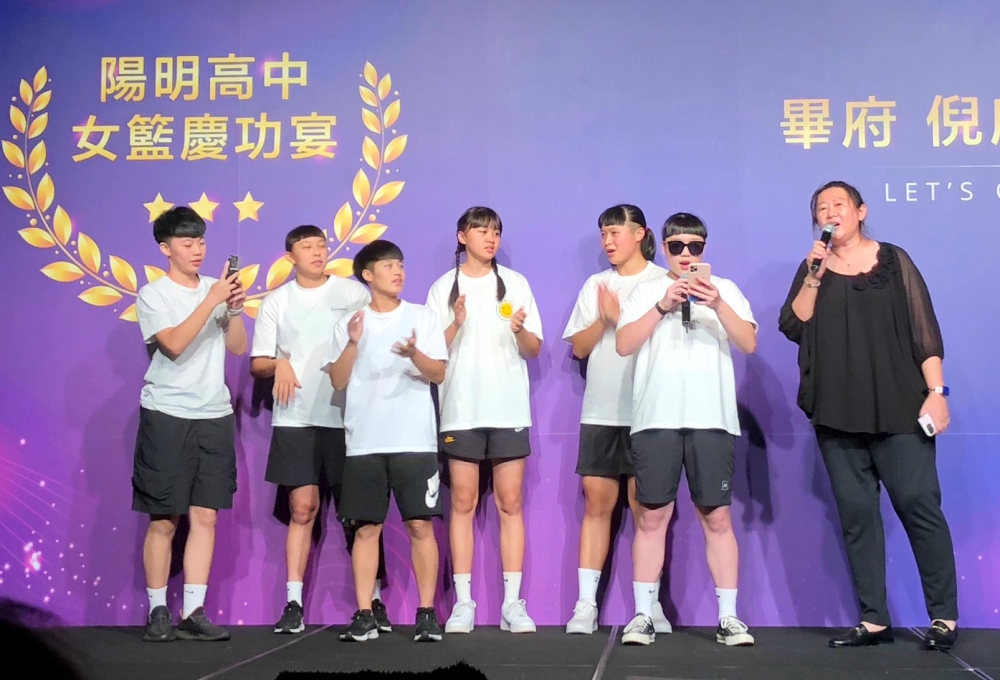 陽明教練李台英（右）與6名高三準畢業生在慶功宴互動。