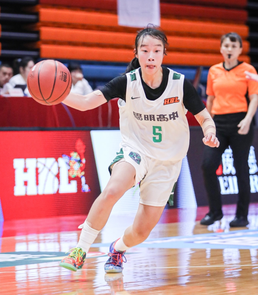 陽明蘇衡三分球4投中2拿16分8籃板2助攻5抄截。