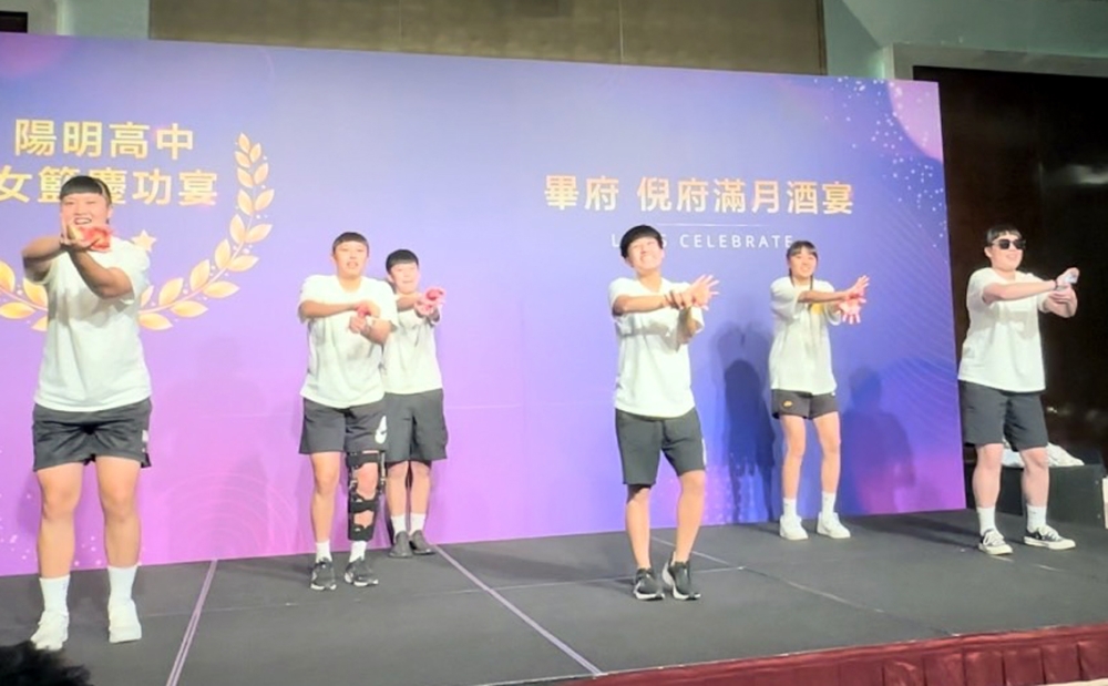 陽明6名高三準畢業生在慶功宴載歌載舞。