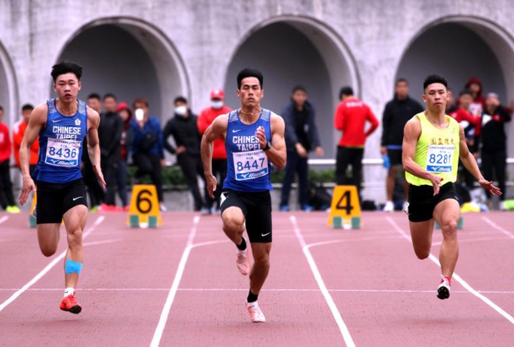 文華佑（左）10.50在青年盃田徑賽公開男100公尺奪銀。林嘉欣／攝影。