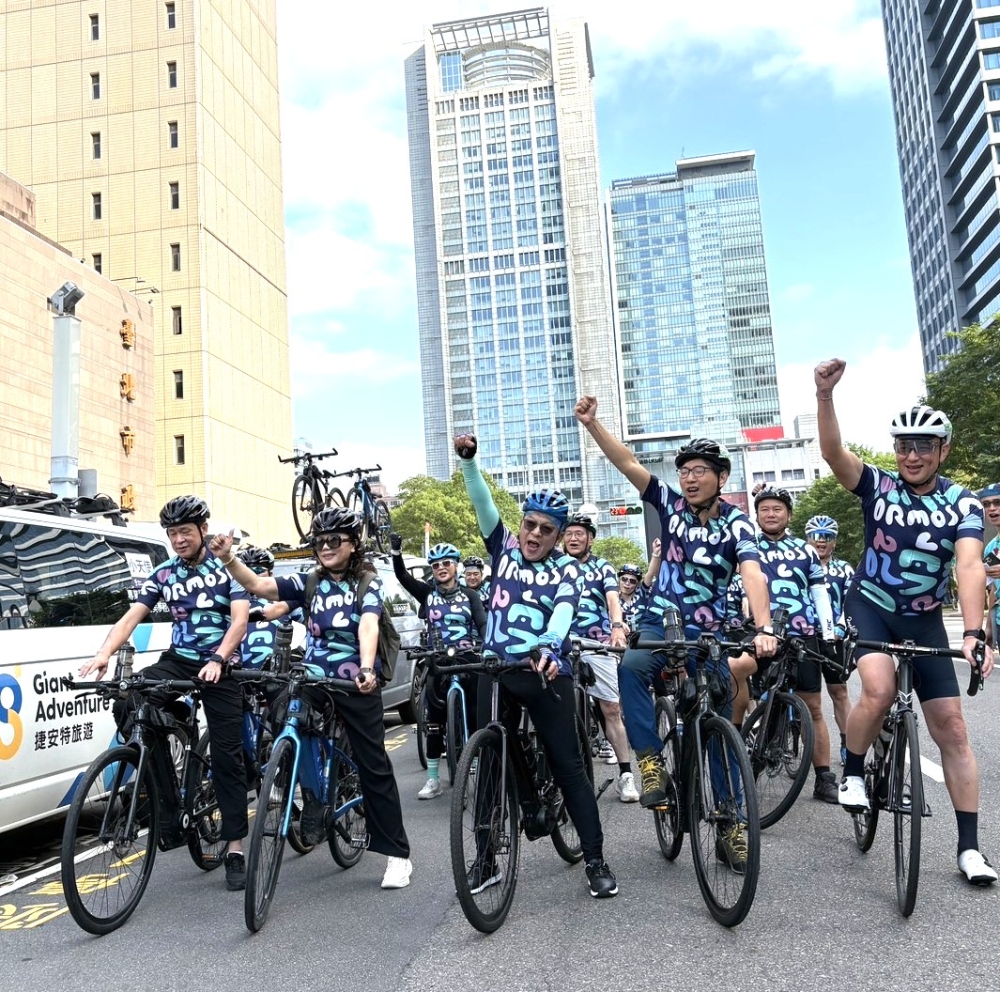 領航騎士團出發 。自行車新文化基金會提供。