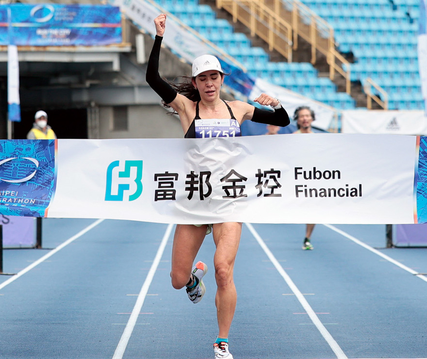 馬拉松組國內女子冠軍雷理莎 (2小時40分54秒)。