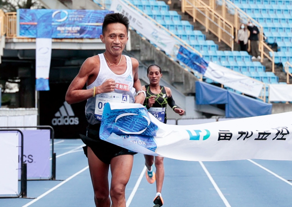 馬拉松組國內男子冠軍蔣介文，在他身後的是破大會紀錄的女子組冠軍衣索比亞Alemtsehay Asefa Kasegn。大會提供。下同。
