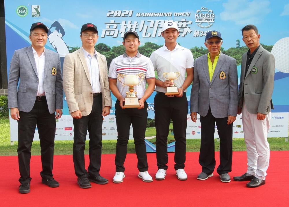 高雄公開賽職業冠軍李玠柏(左三)和業餘冠軍洪昭鑫(右三)和大會貴賓合影。