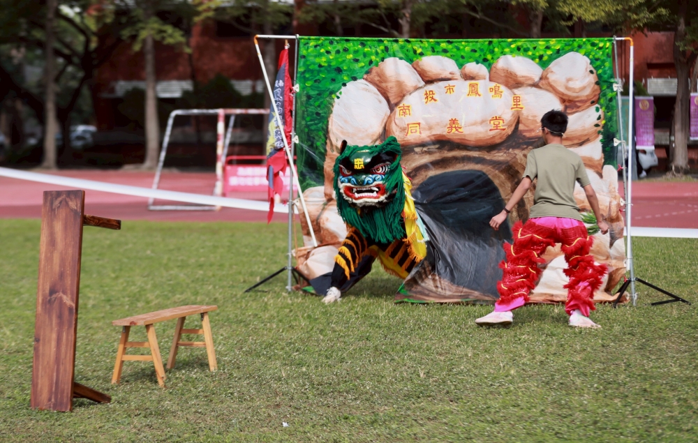 鳳鳴國中還安排情境，讓台灣獅破門而出。照片：臺南大學