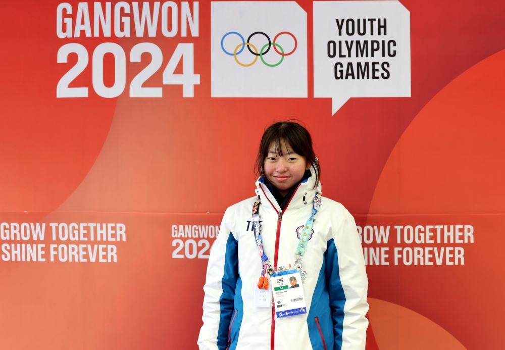 戴瑋辰擔任2024年江原冬季青年奧運會掌旗官。體育署提供。