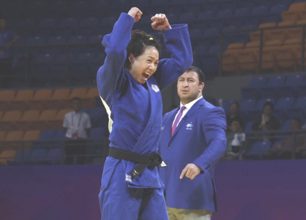 連珍羚在杭州亞運柔道女子57公斤級決賽，成功擊敗日本好手拿下金牌。體育署提供。