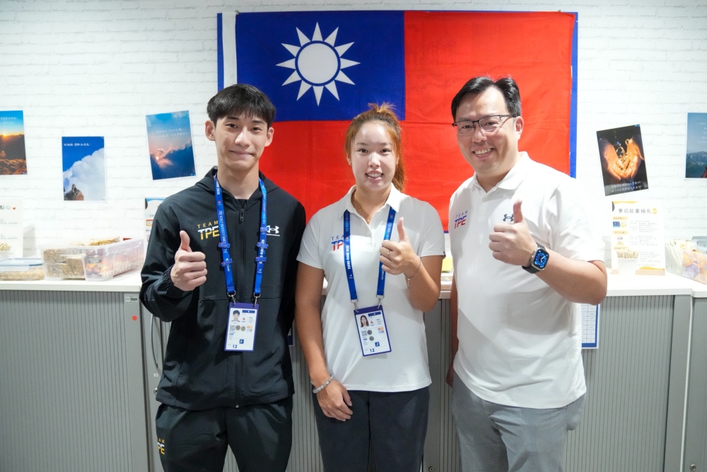 體育署鄭世忠署長（右）公布，2025萊茵魯爾世大運掌旗官為楊亞依（中）及陳弈通。體育署提供。